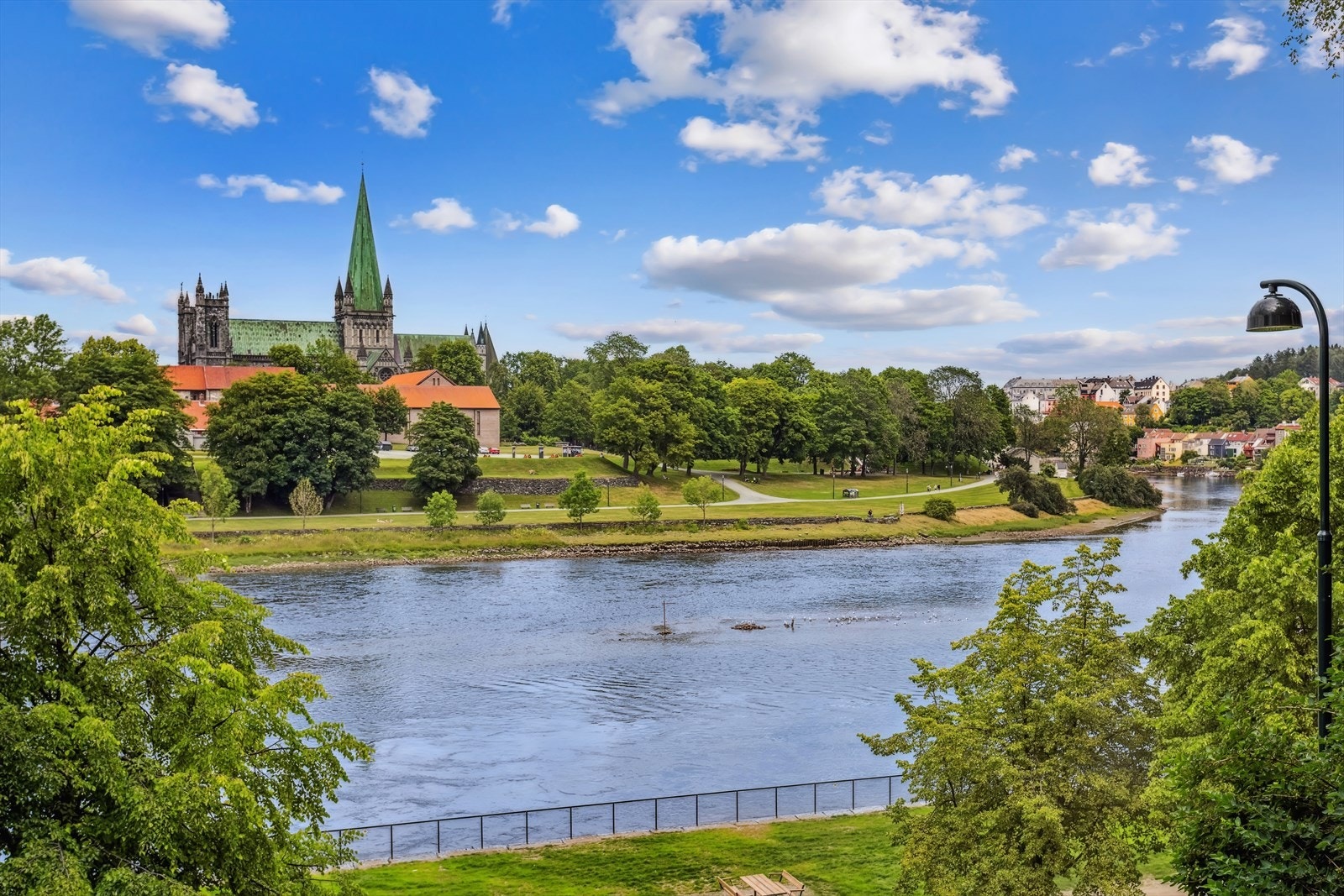 I nærområdet finner du Nidarosdomen, erkebispegården og Marinen - som er et flott grøntareal ned mot Nidelven. Galleribilde