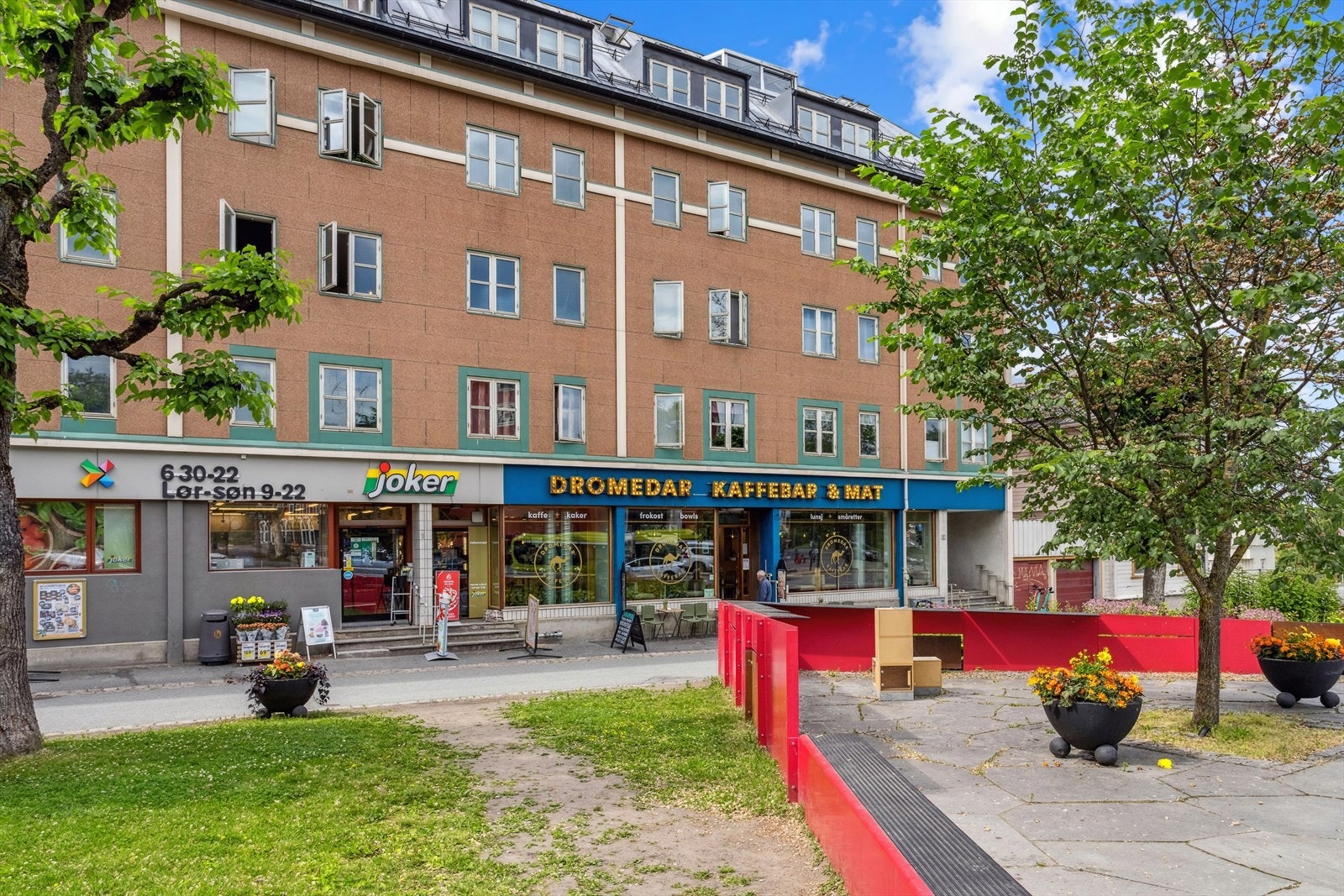 Sokkeletasjen på bygget huser både søndagsåpen butikk og kaffebar. Galleribilde