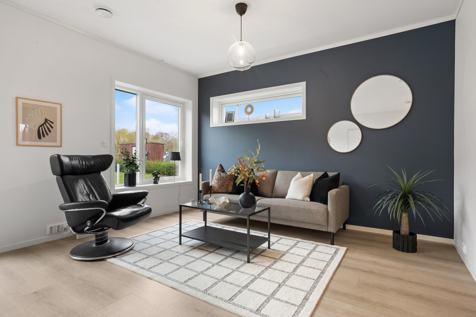 Boligen har meget bra standard. Interiør og fargevalg fremstår stilsikkert og lekkert Galleribilde