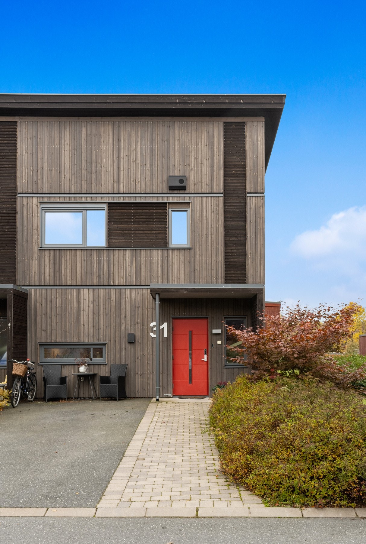 som krever svært lite vedlikehold av eier.
Utvendig har huset MøreRoyal kledning med 50 års råtegaranti Galleribilde