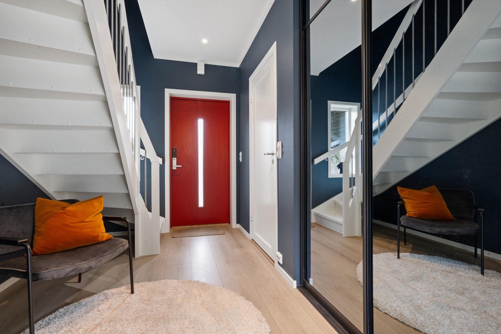 Skyvedørsgarderobe i hall Galleribilde