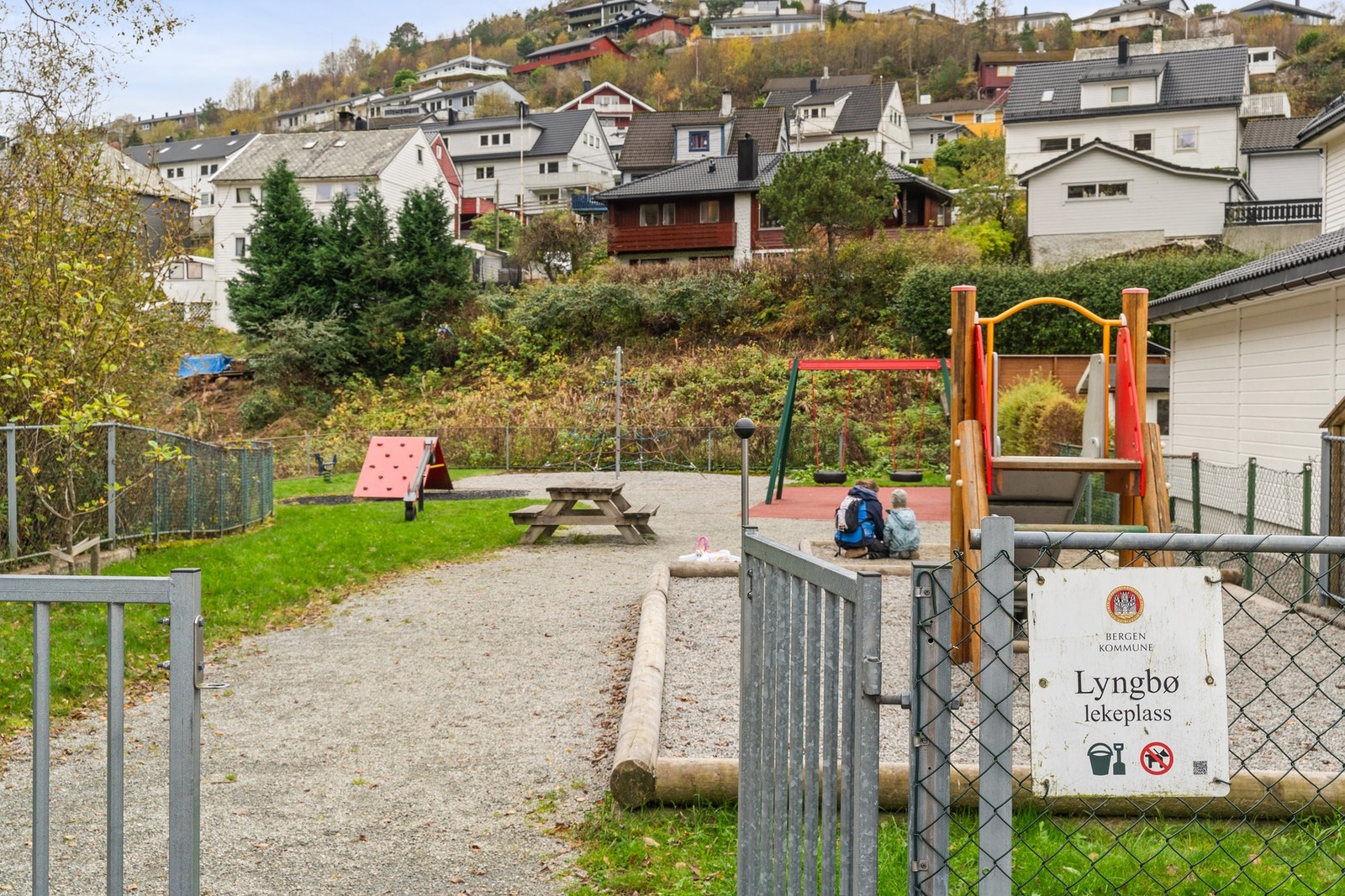 Det er kort vei til både barnehage og skole. Galleribilde