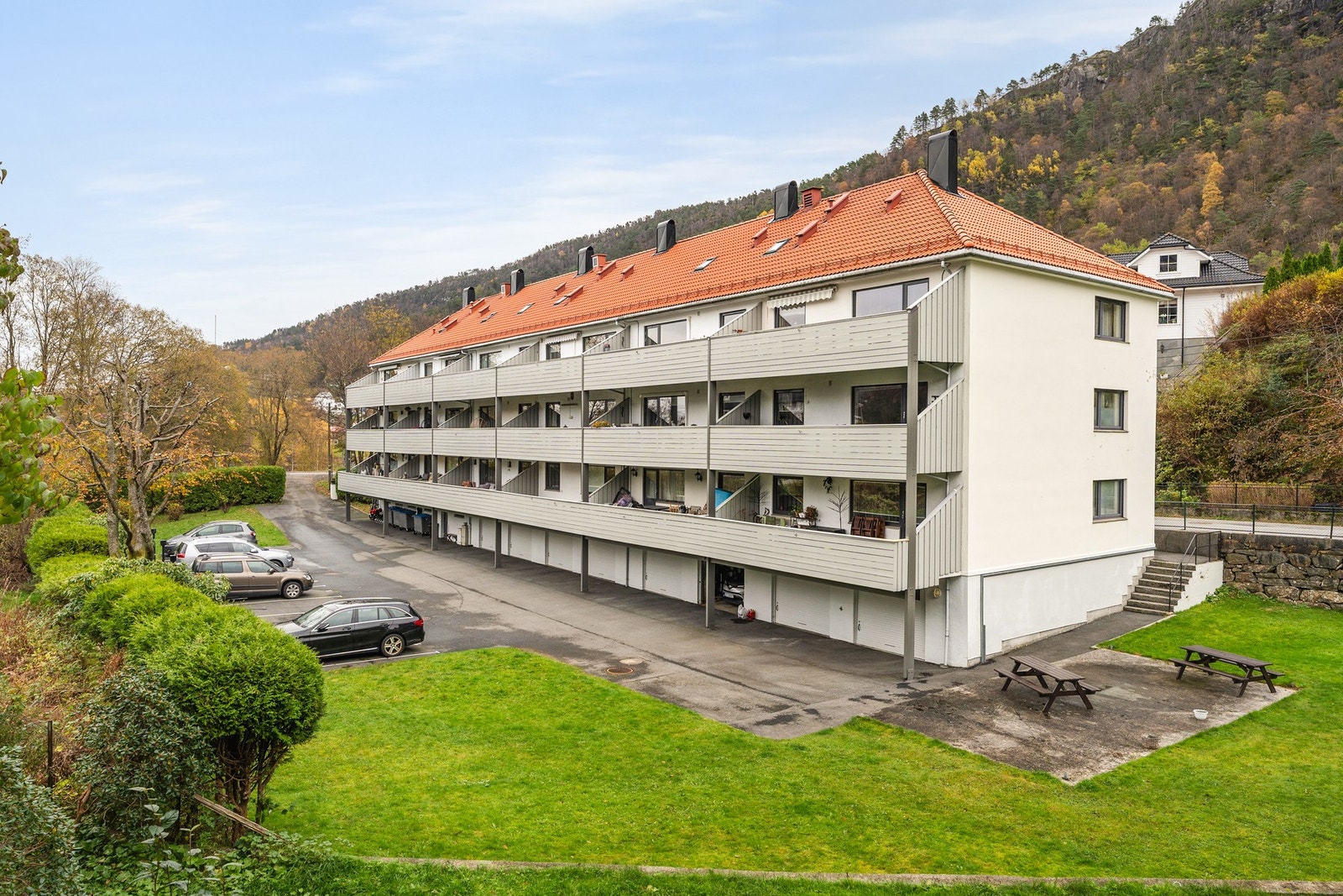 Leiligheten disponerer 3 eksterne boder som gir godt med oppbevaringsplass. Galleribilde