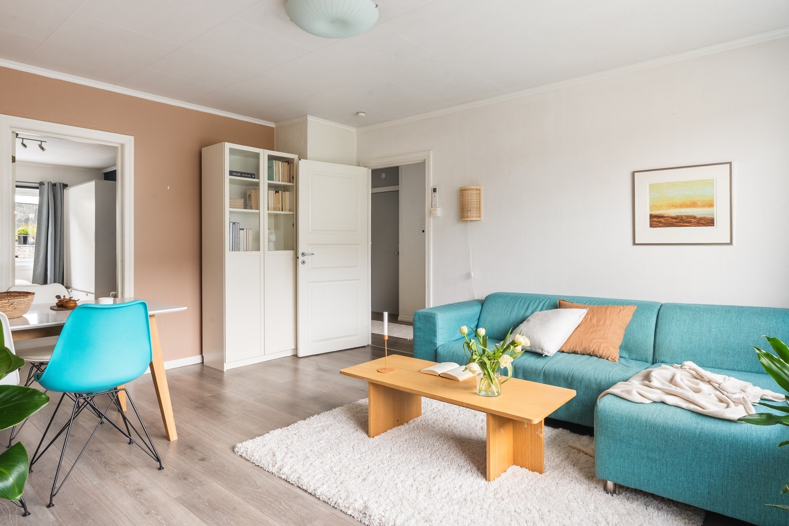 Stuen måler 18,9 m² og har plass til både sofagruppe og spisebord. Galleribilde
