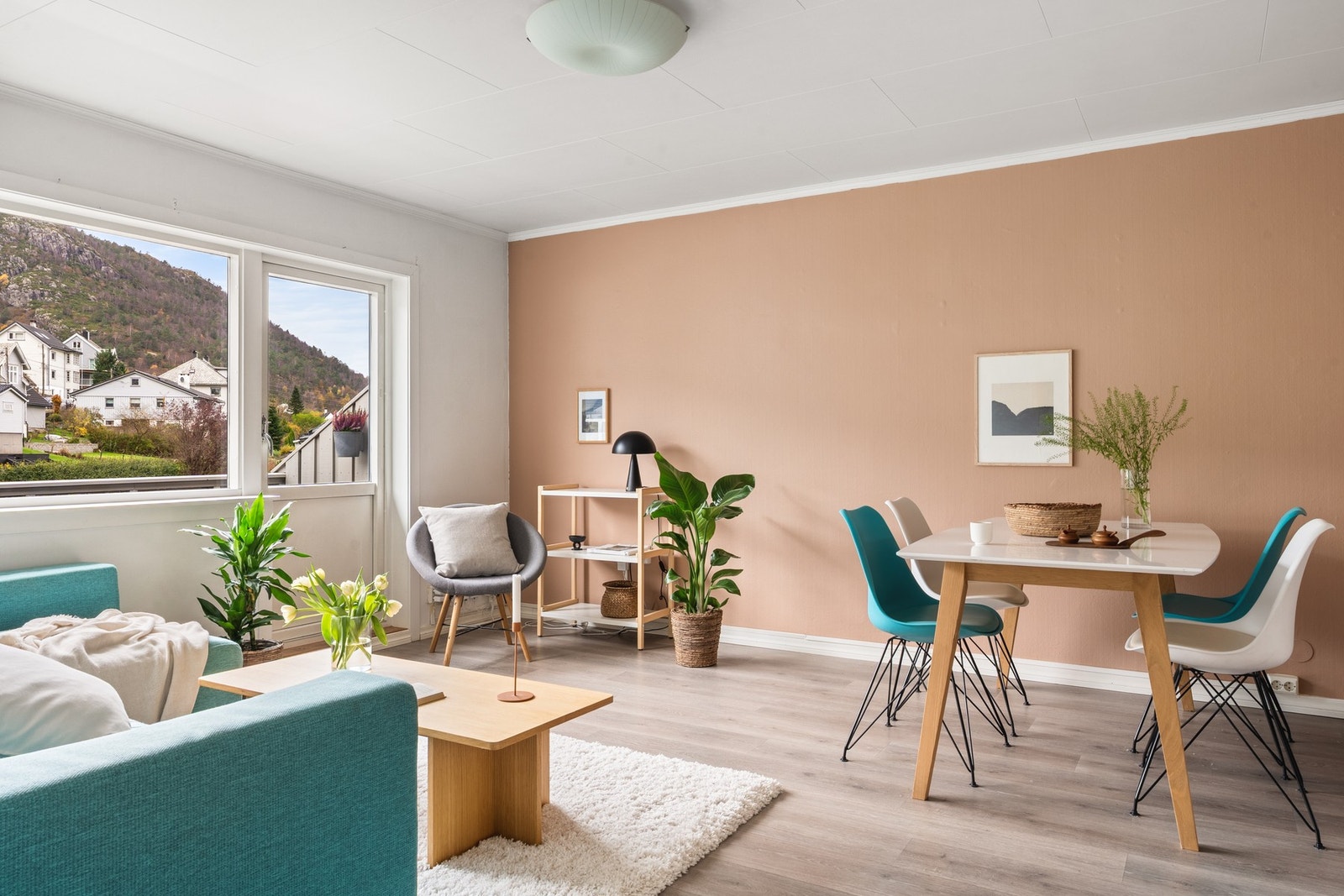 Leiligheten holder en fin standard, har en god planløsning og romslige rom. Galleribilde
