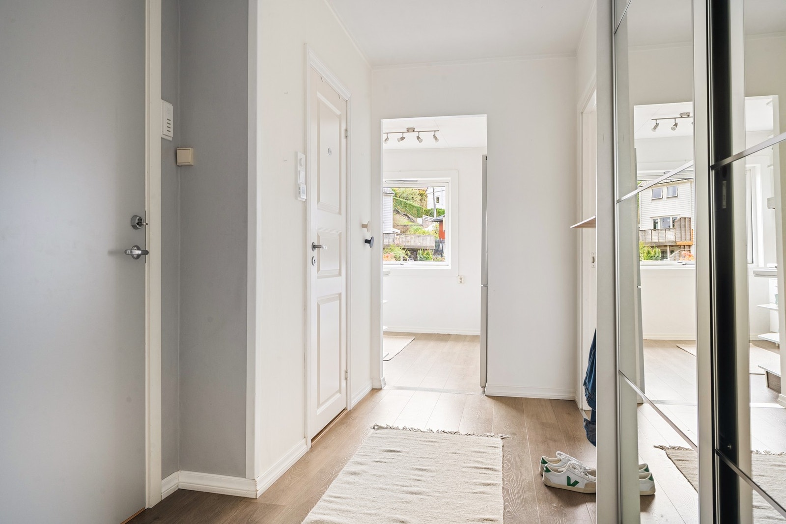 Romslig og innbydende entré på 6,3 m², her er det god plass til å henge fra seg yttertøy. Galleribilde
