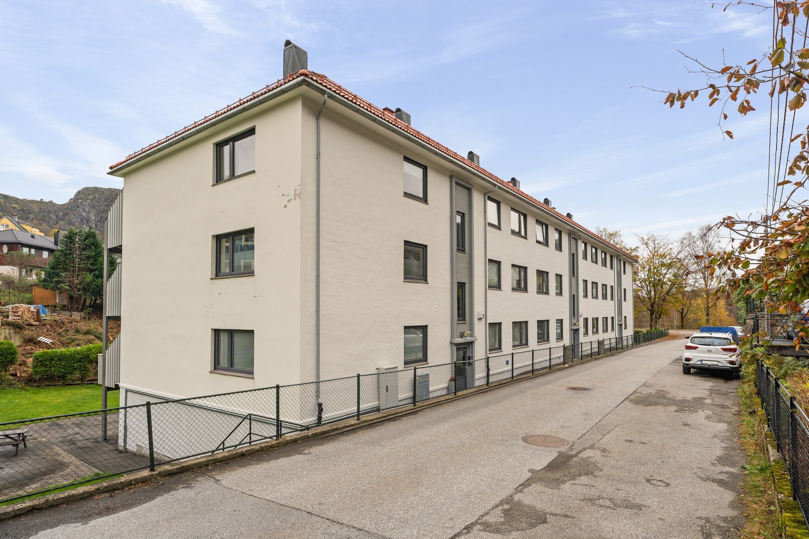Leiligheten har en sentral og attraktiv beliggenhet med kort vei til sentrumskjernen og flotte turområder. Galleribilde