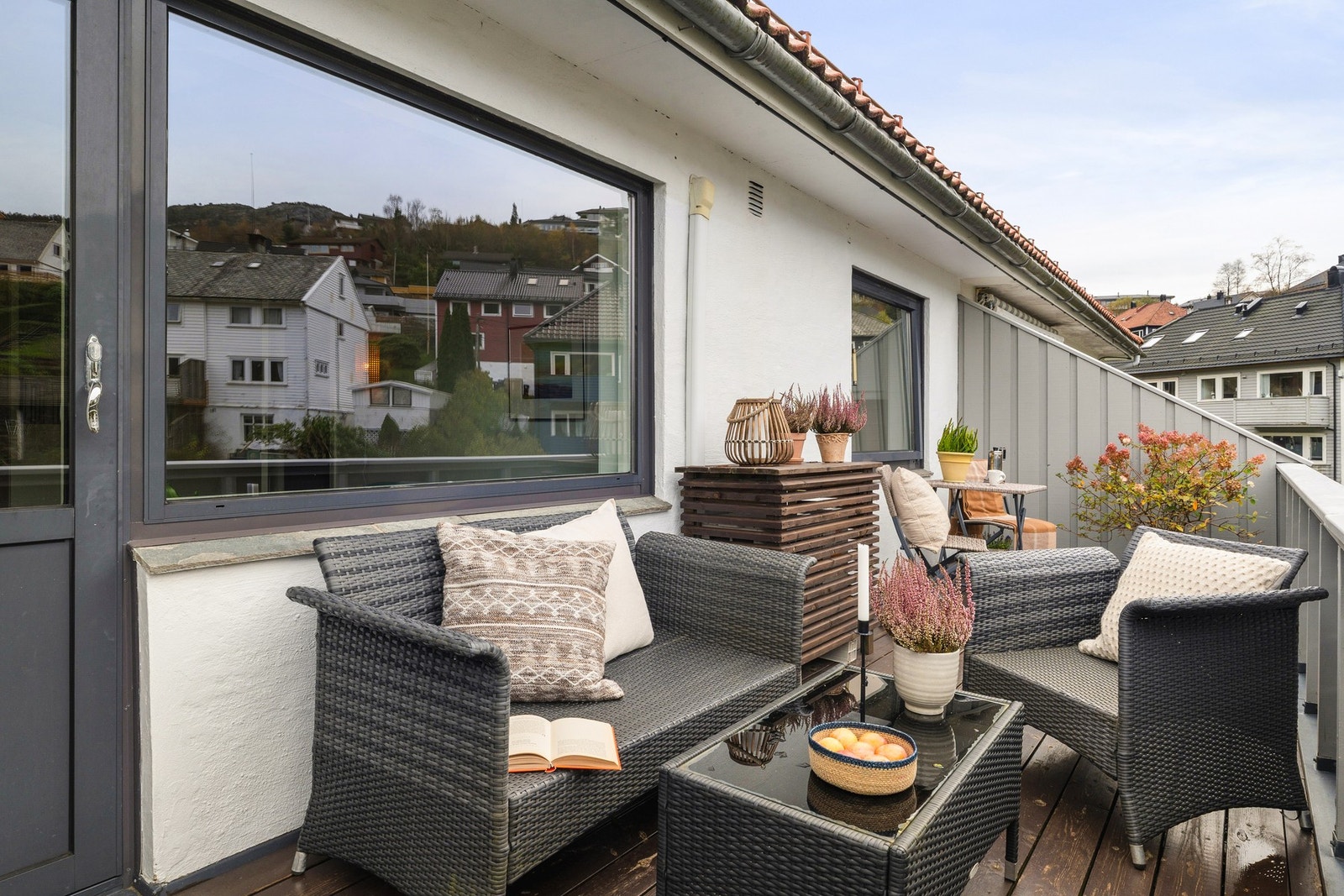 Her er det god plass til å møblere med sittegruppe og grill. Galleribilde