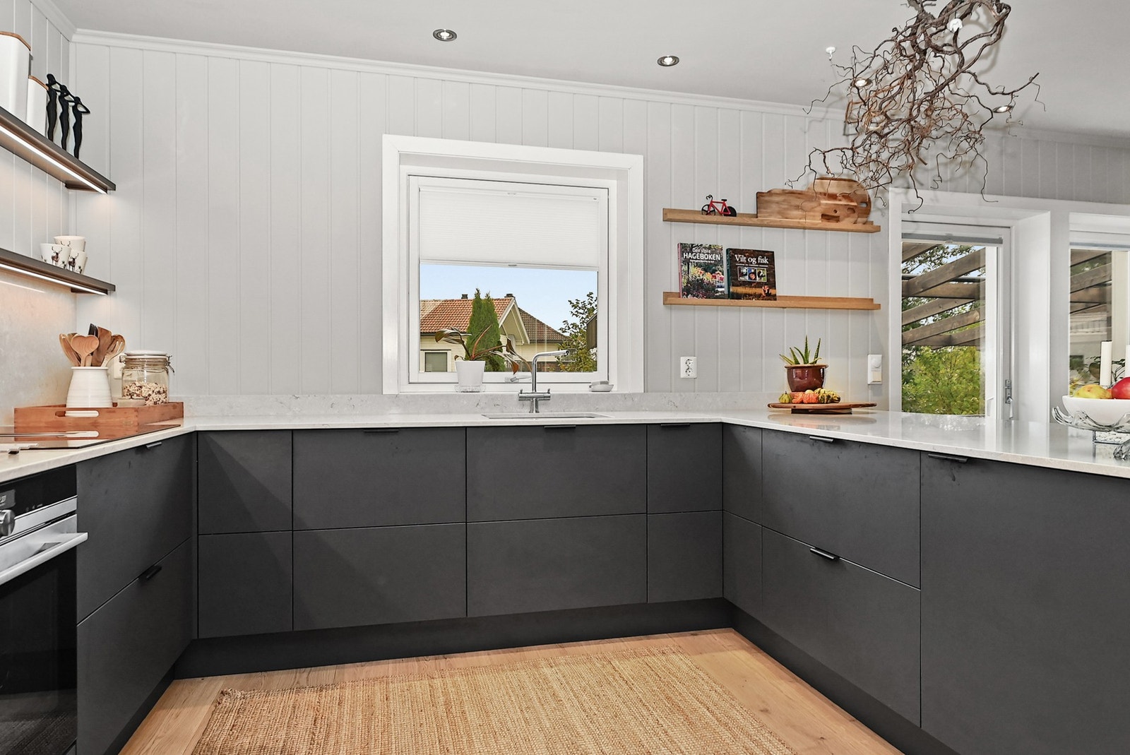 Kjøkkenet ble pusset opp i 2024 og fikk ny innredning fra Sigdal. Galleribilde