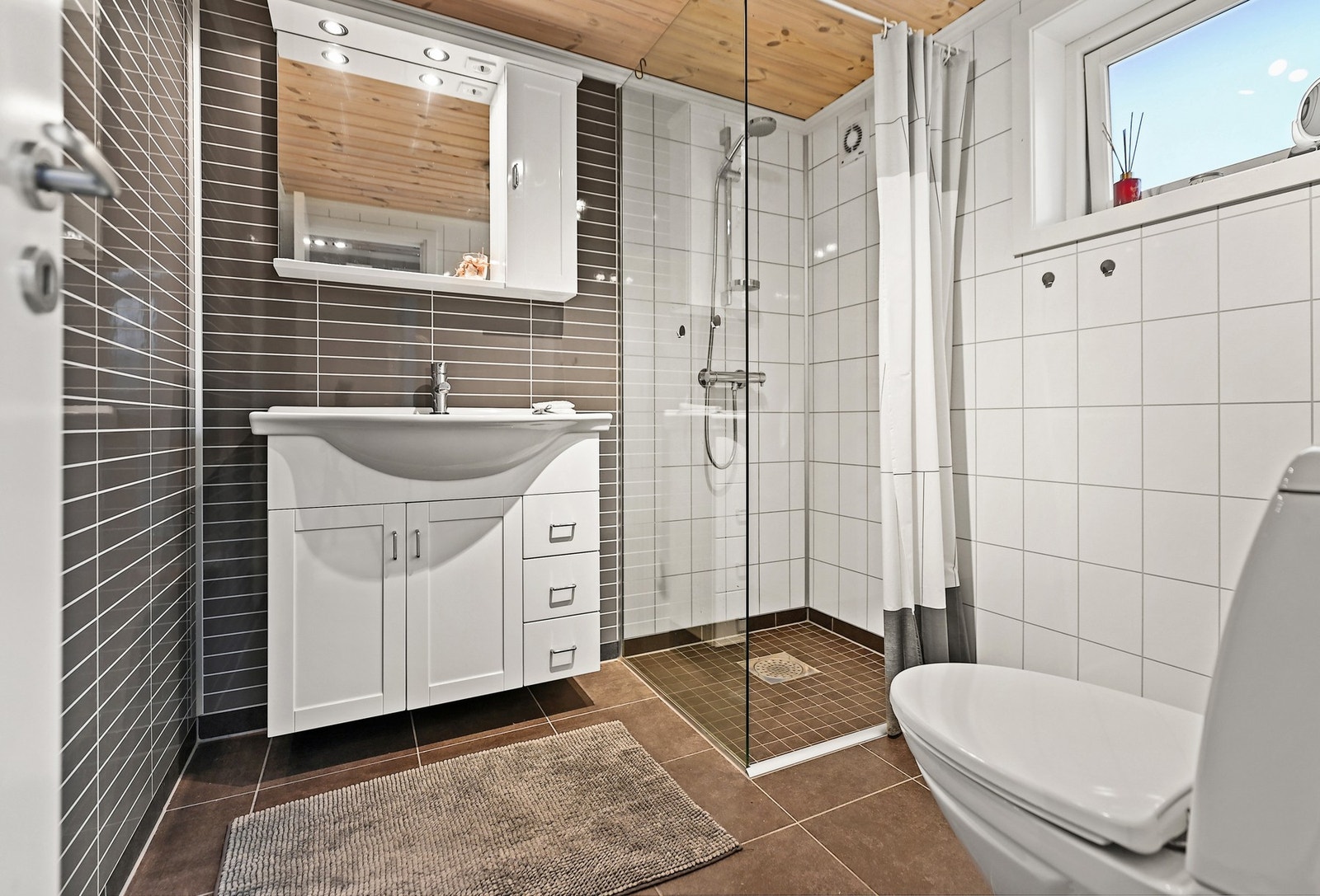 Det er innredet et eget baderom i annekset. Galleribilde