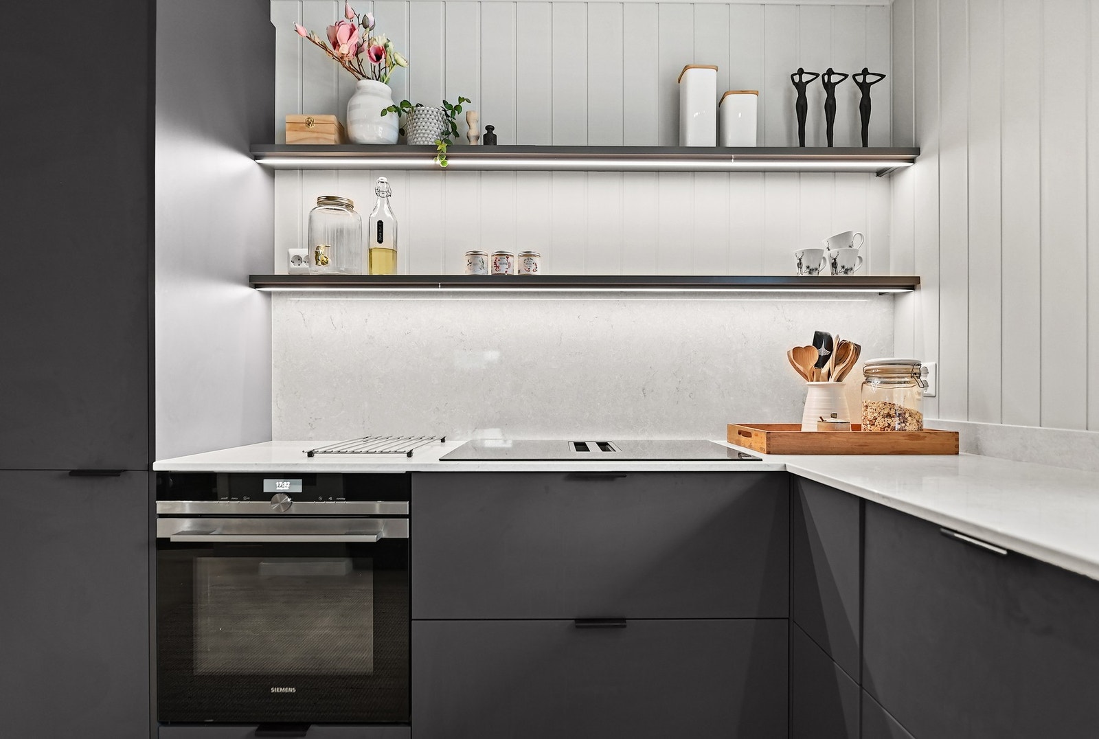 Integrert koketopp med ventilator, stekeovn, oppvaskmaskin og kjøleskap. Galleribilde