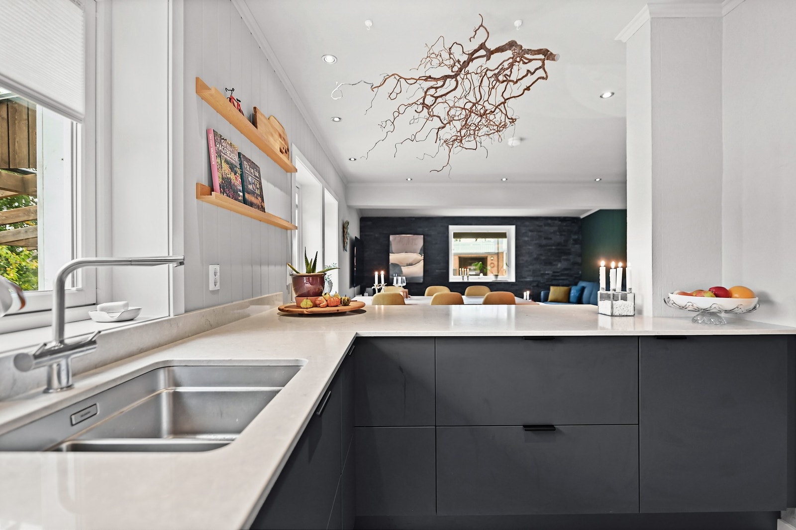 Dette er en påkostet og modernisert enebolig med flott beliggenhet i Høysand. Galleribilde