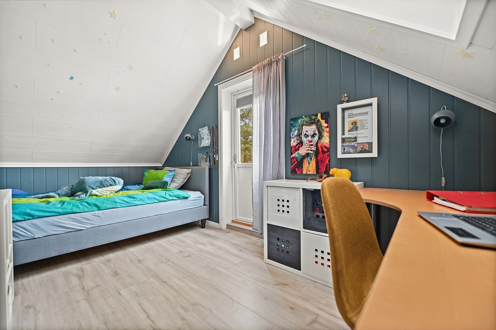 Stort soverom med utgang til veranda. Galleribilde