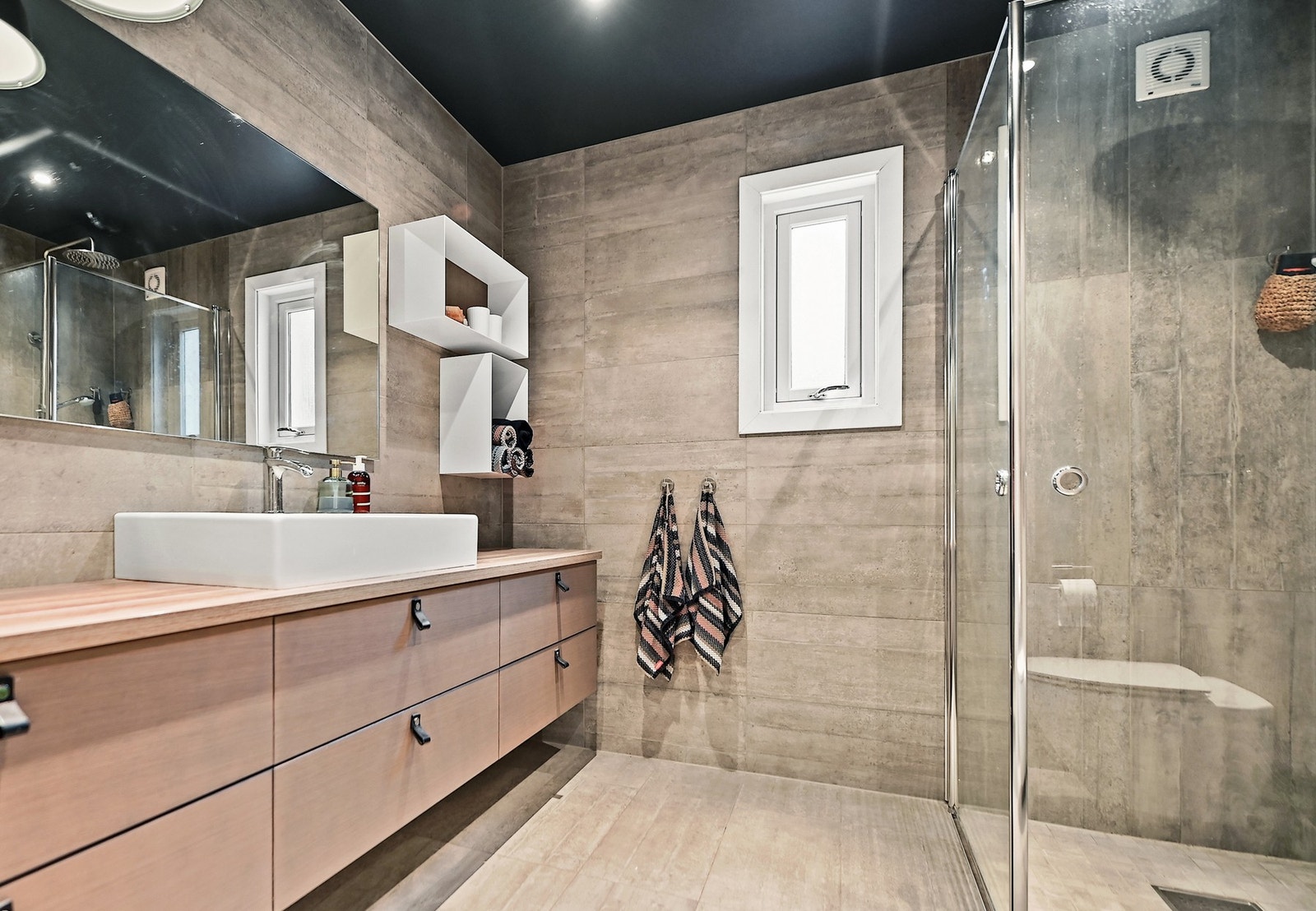 Delikat baderom fra 2019, med pene fliser på gulv og vegger. Galleribilde