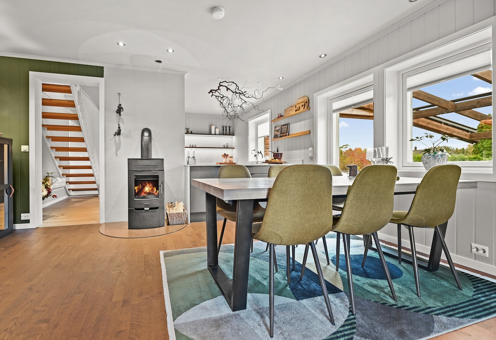 Lyse stuearealer med plass til både salong og spisestue. Galleribilde