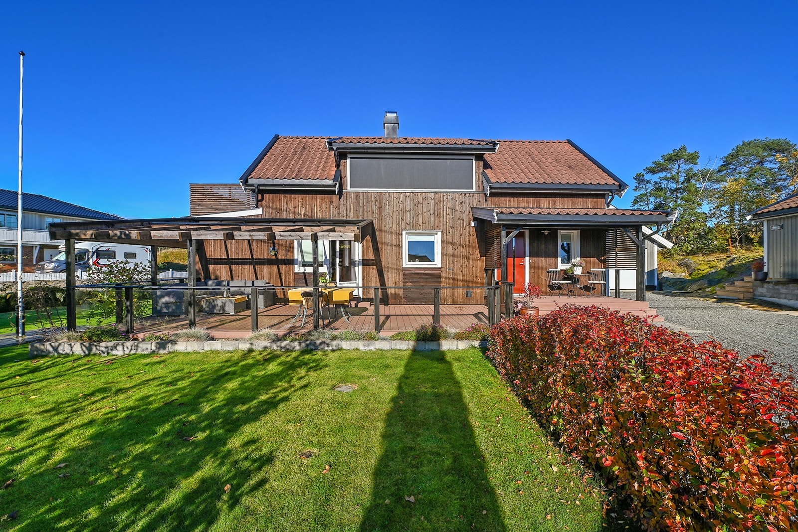 Eiendommen ligger tilbaketrukket og solrikt i barnevennlige omgivelser. Galleribilde