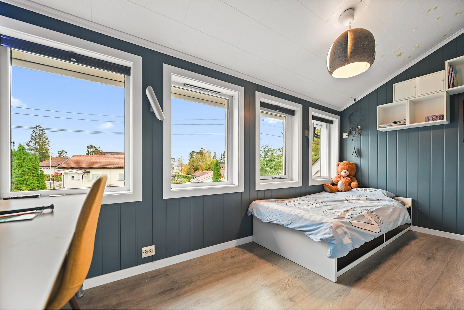 Det er elektrisk solskjerming på vinduene. Galleribilde