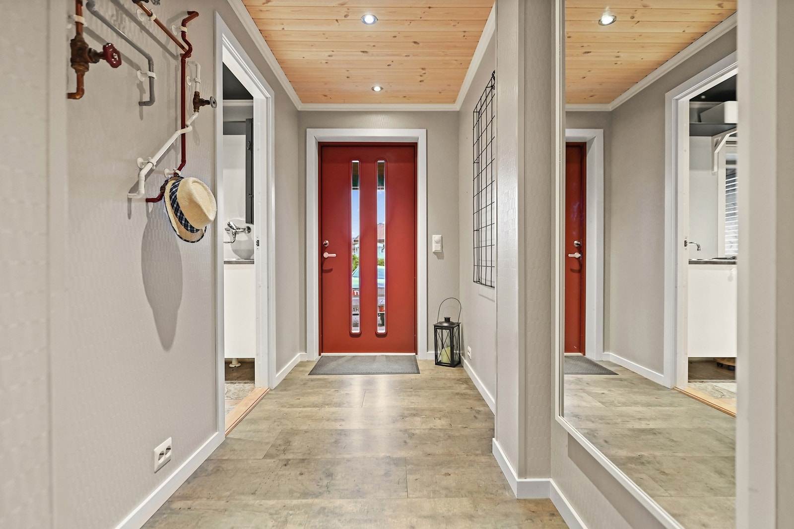 Entréen mot forsiden av huset. Galleribilde