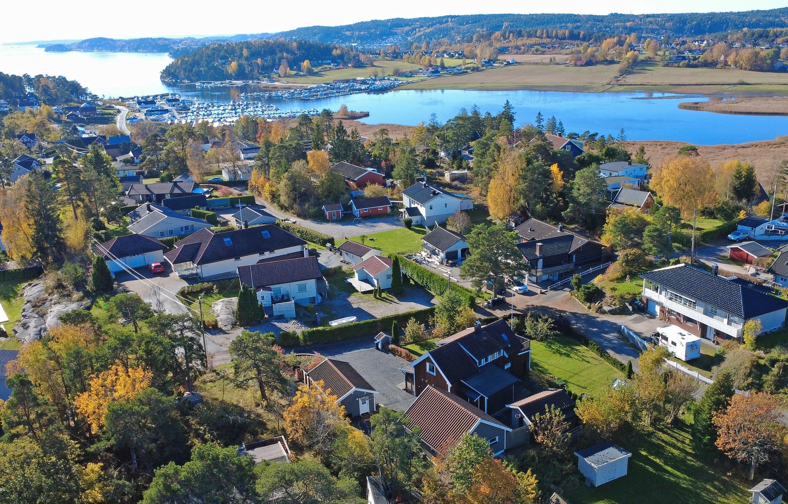 Det er gangavstand til båtmarina og badestrand, og område har flotte turområder. Galleribilde