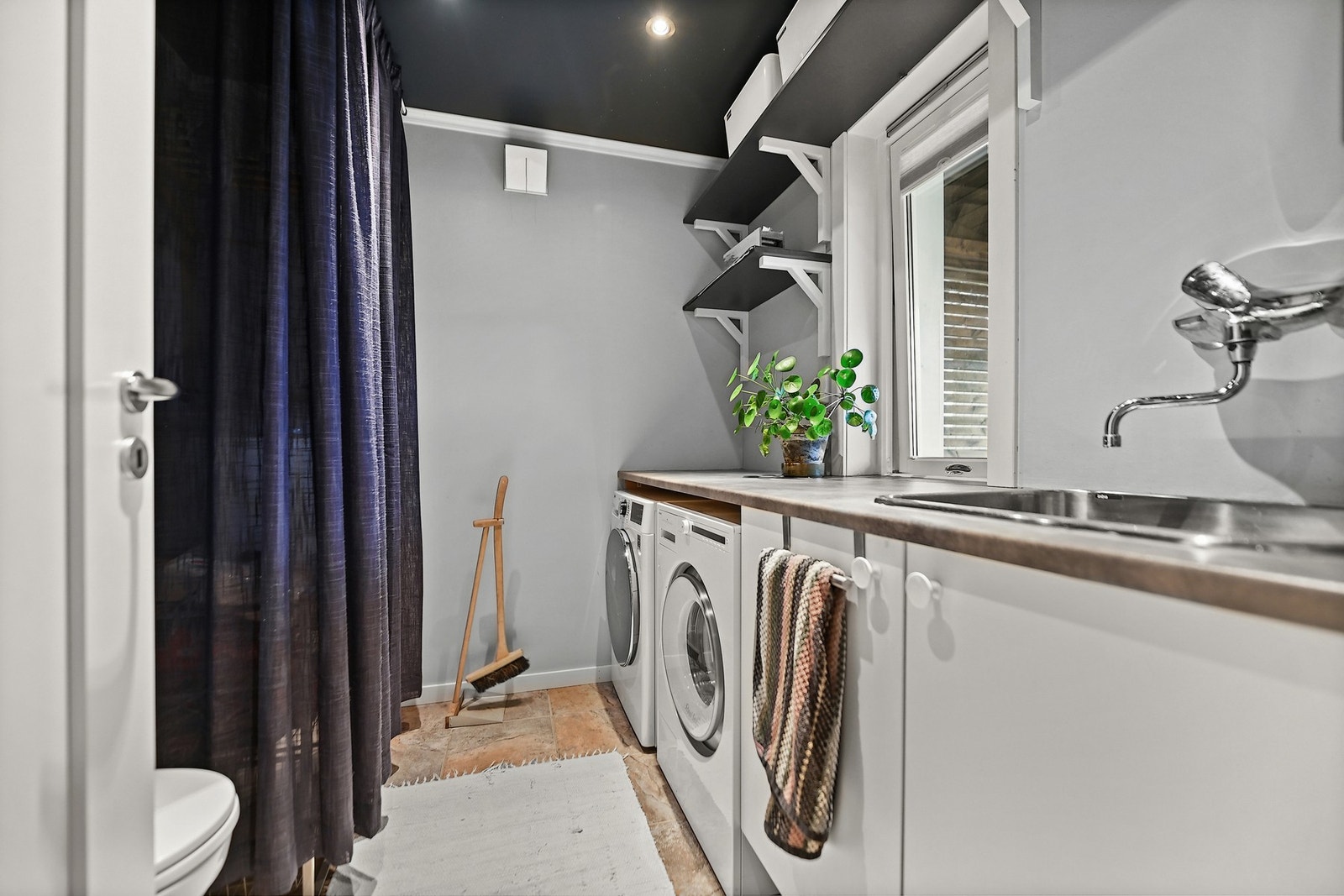 Eget vaskerom. Her er det også et ekstra toalett. Galleribilde