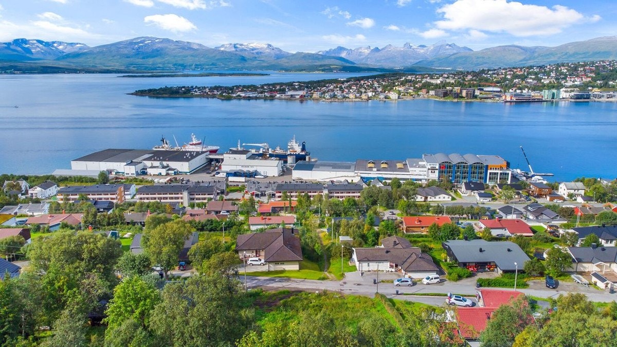 Eiendommen skråner svakt mot vest, noe som gjør at den har svært gode sol- og utsiktsforhold. Foto: Privat/2021 Galleribilde