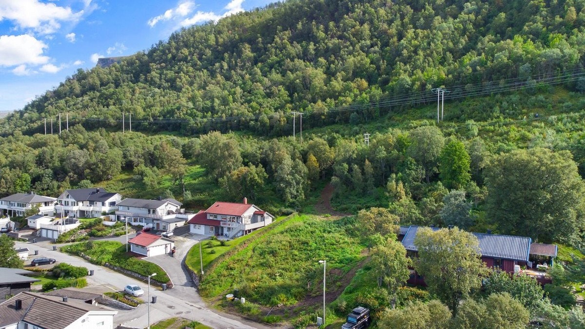 Boligen har opparbeidet avkjørsel, drenering og er ryddet. Bildene er tatt i 2021, og er opparbeidet etter at bildene ble tatt. Foto: Privat/2021