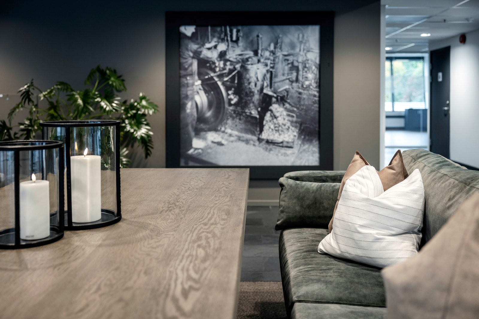 Hyggelige og innbydende møbler i inngangspartiet til uformelle møter og evt lunch.
foto @knutneerland / @magentfotografer Galleribilde