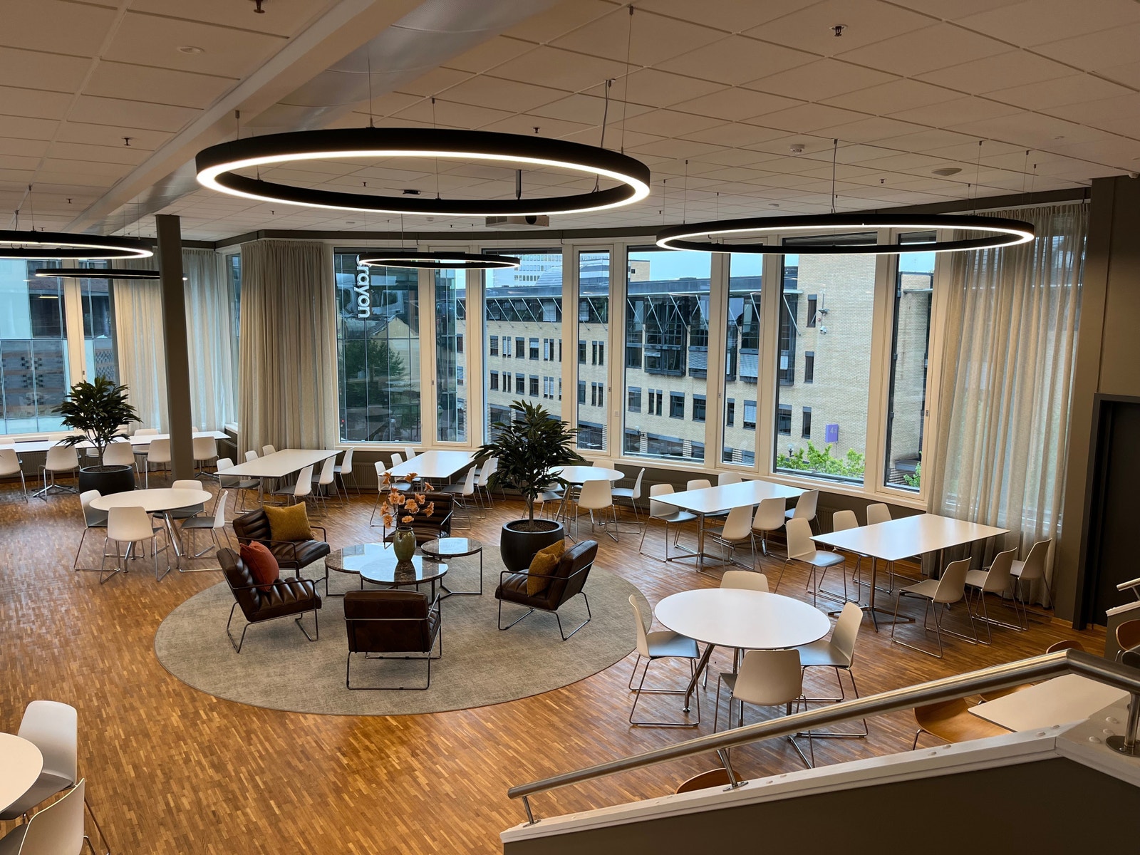 Nyoppusset personalrestaurant med uteplasser Galleribilde