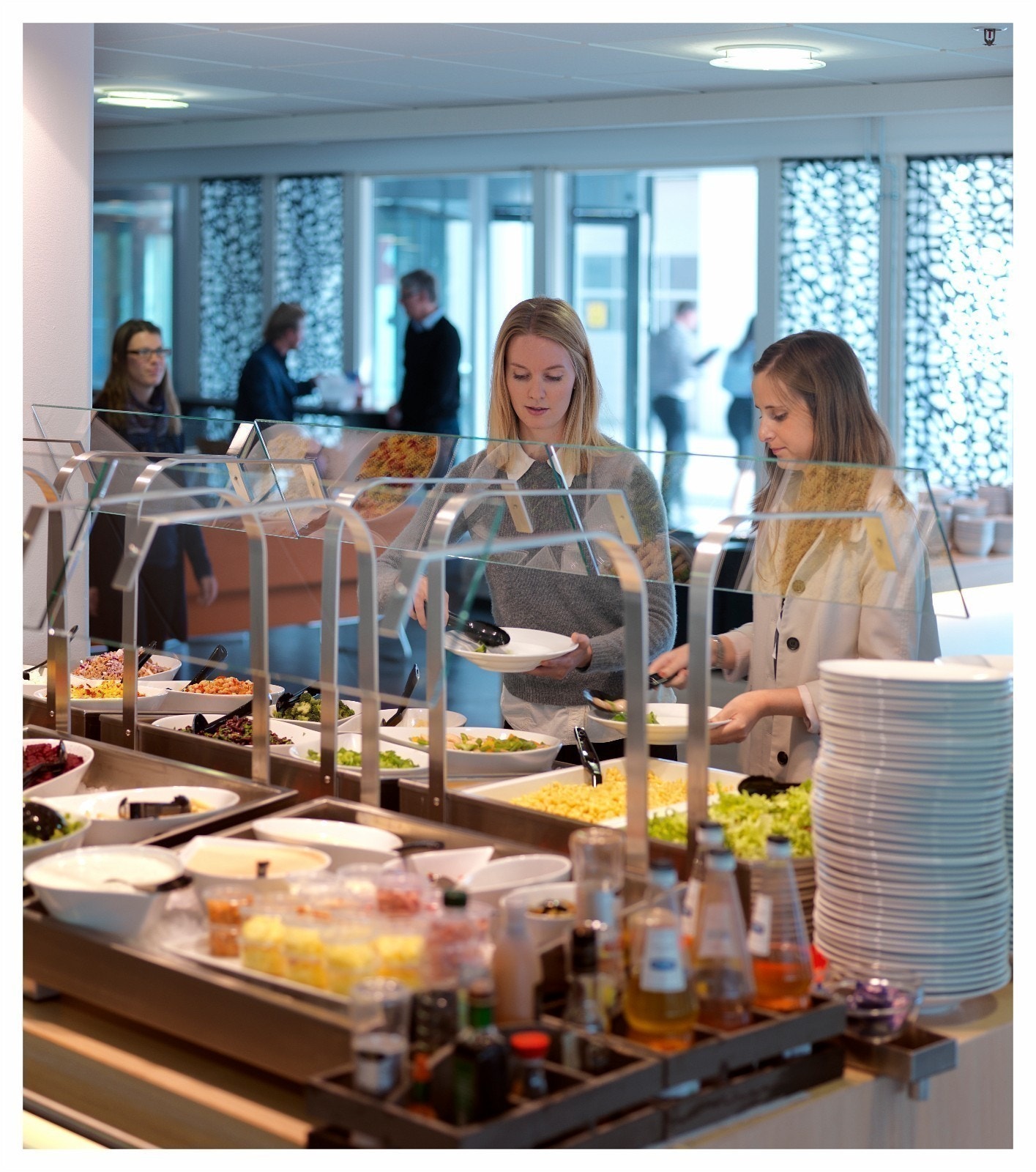 Sunn og variert mat i kantinen Galleribilde