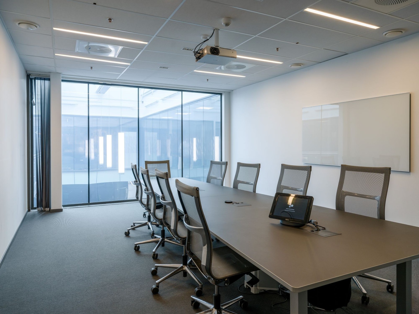 Lokalene i 4. etg har et flott møterom i forbindelse med inngangspartiet Galleribilde