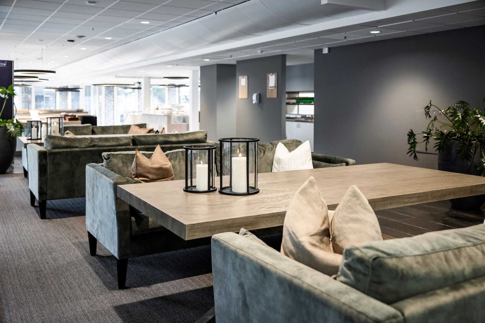 Hyggelige og innbydende møbler i inngangspartiet til uformelle møter og evt lunch.
foto @knutneerland / @magentfotografer Galleribilde