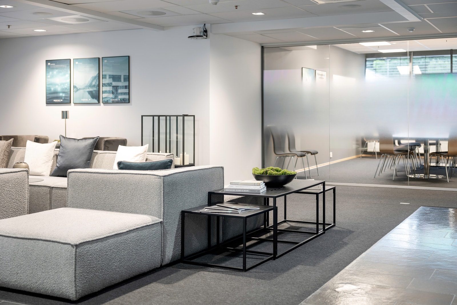 Referanselokale i bygget - sosial sone/inngangsparti/møterom
foto @knutneerland / @magentfotografer Galleribilde