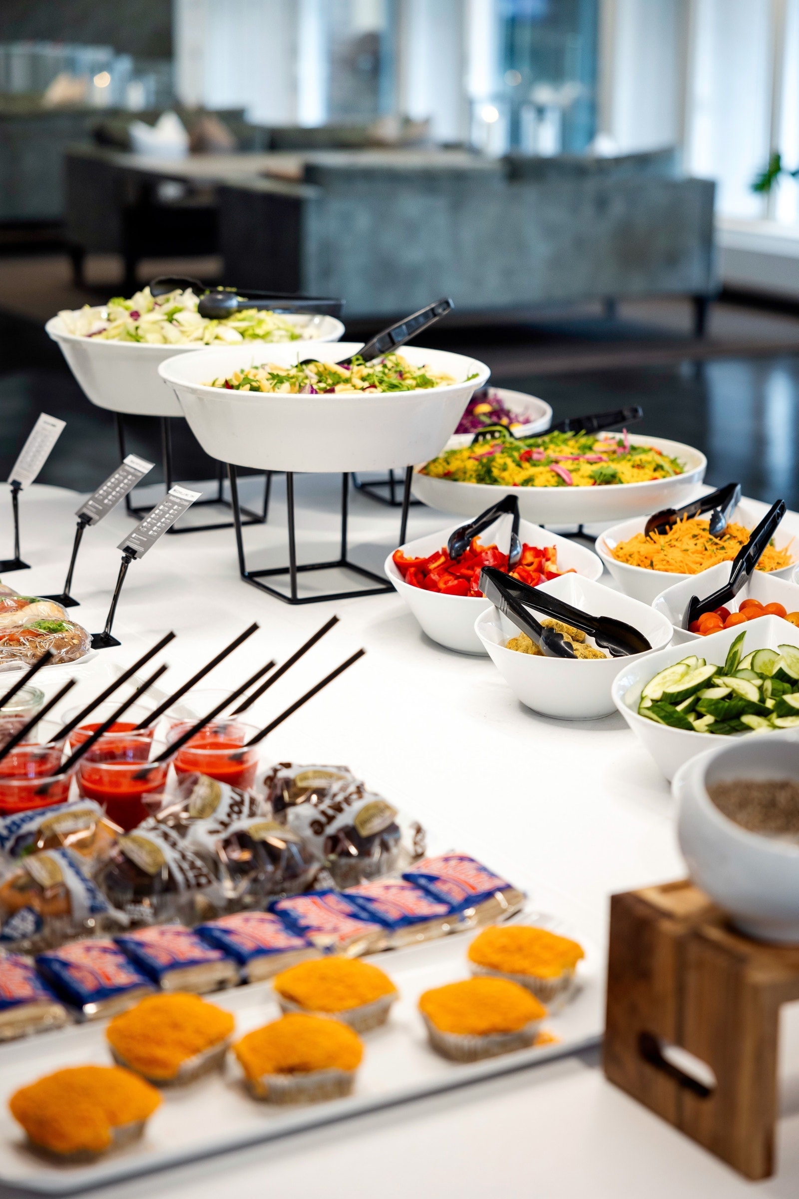 Sunn og variert mat i kantinen, med hyggelige sitteplasser i bakgrunnen.
foto @knutneerland / @magentfotografer Galleribilde