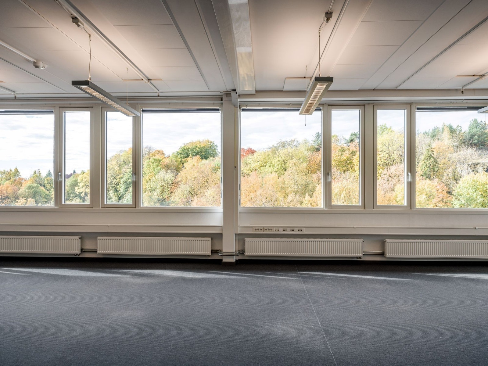 Lokalene er lyse, og trivelige med store vinduer og flott utsikt Galleribilde