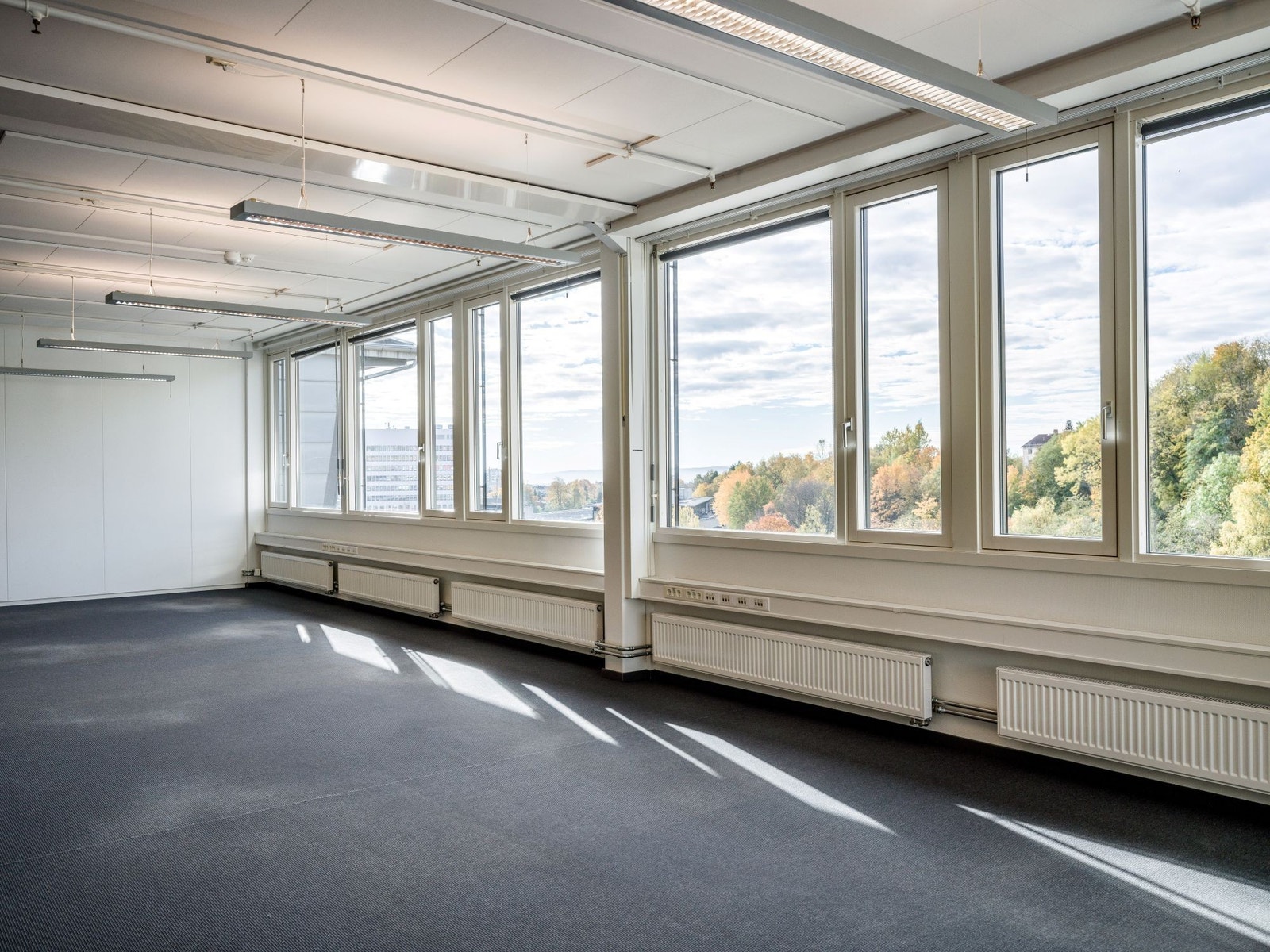 Lokalene er lyse, og trivelige med store vinduer og flott utsikt Galleribilde