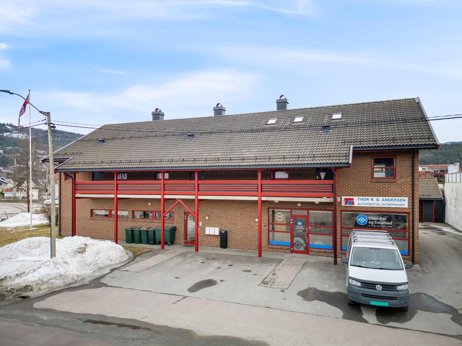 Kort gangavstand til Mjøndalen togstasjon og sentrum med alle servicetilbud, restauranter, cafe og forretninger. Gangavstand til flere skoler og flotte idrettsanlegg. Galleribilde