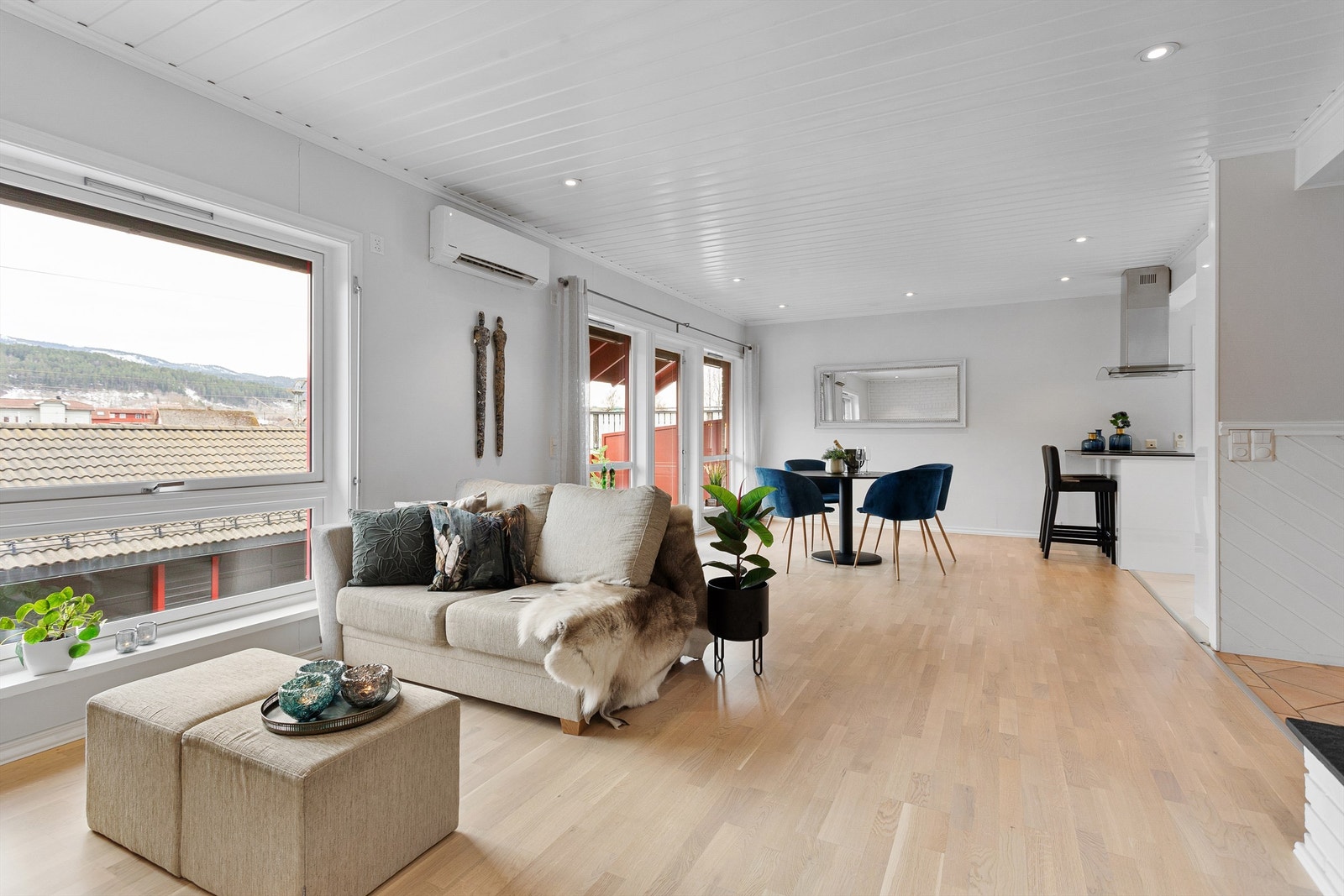 Fin stue med mye naturlig lys fra vindusflater. Gulv med varme og varmepumpe. Galleribilde