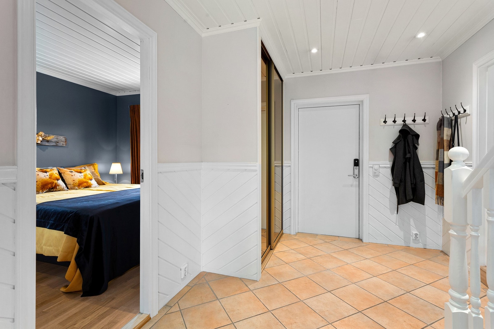 Entré med flislagt gulv med varme. Praktisk oppbevaring i skyvedørsgarderobe. Galleribilde