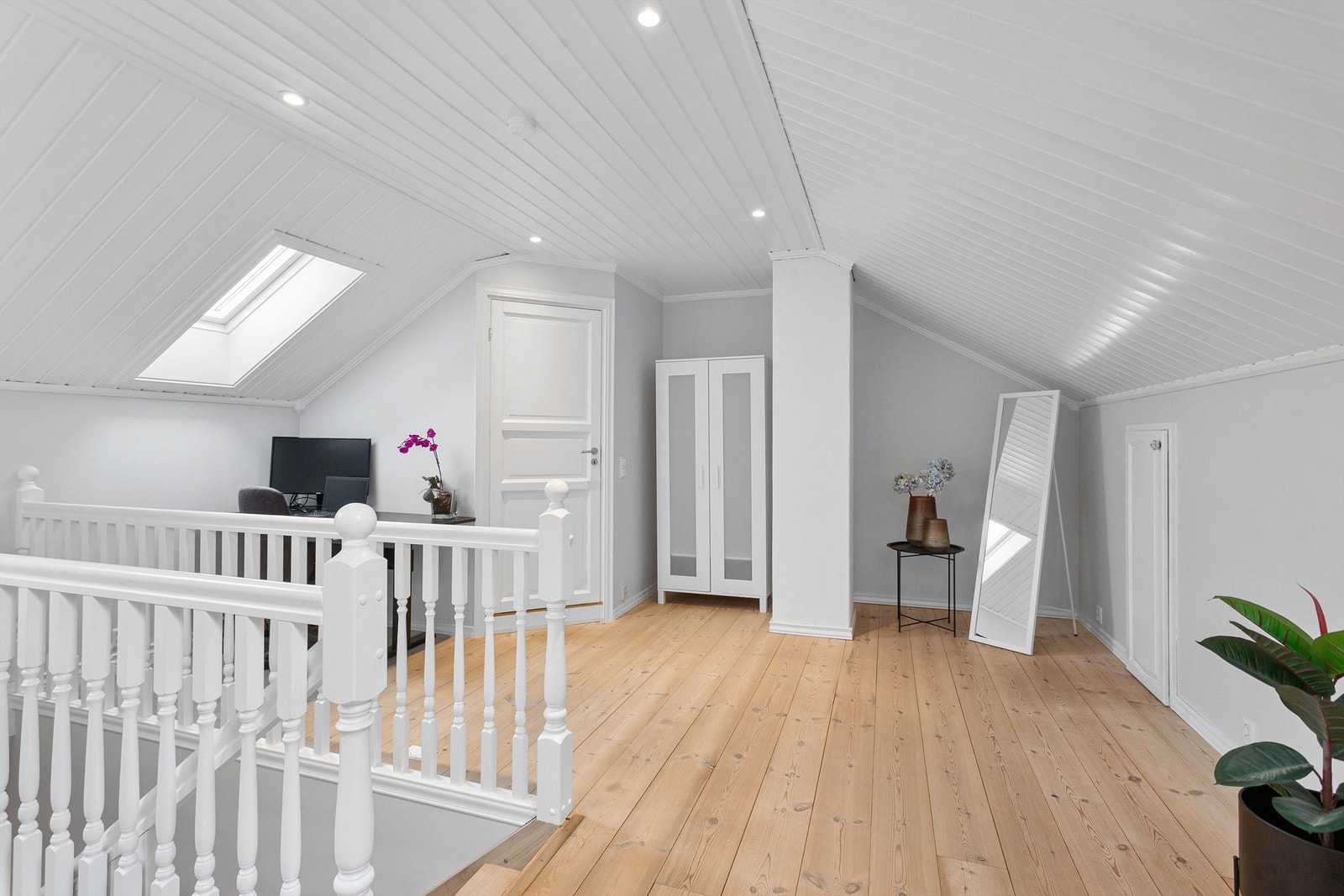 Loftstue med plass til hjemmekontorløsning. Trapp til 2. etasje. Galleribilde