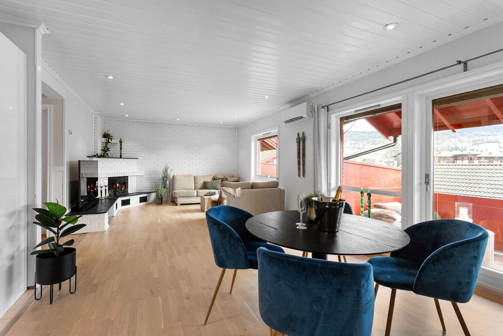 Lys og luftig stue med plass til spisebord og sofagruppe. Downlights i himlingen Galleribilde
