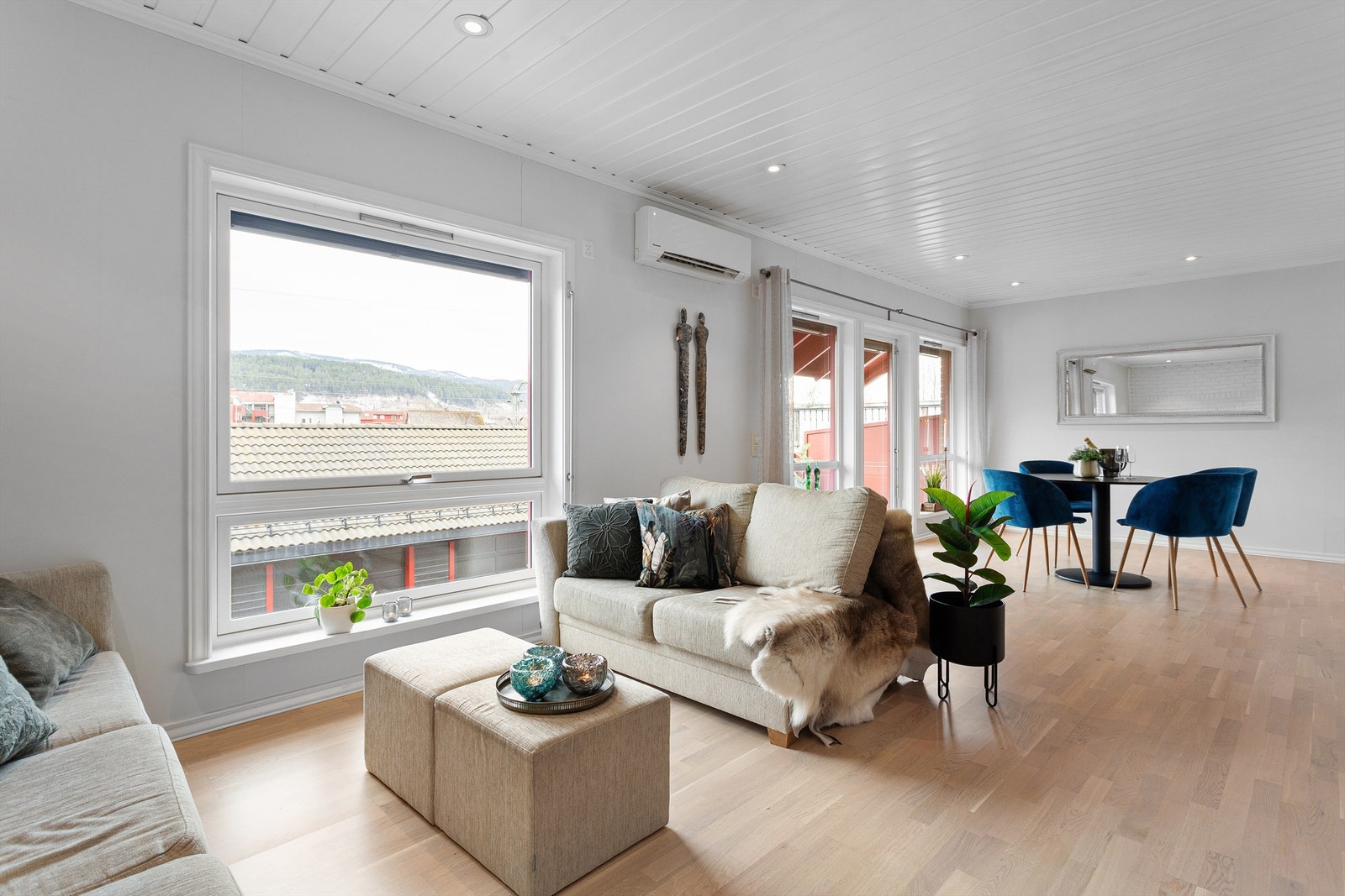 Utgang fra stuen til delvis overbygget balkong Galleribilde
