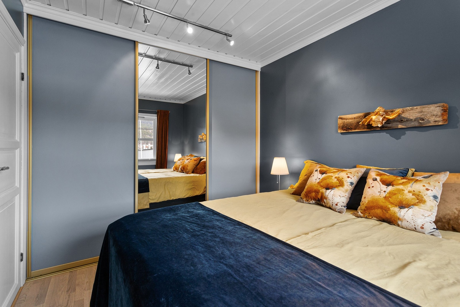 Soverom 1 med skyvedørsgarderobe Galleribilde