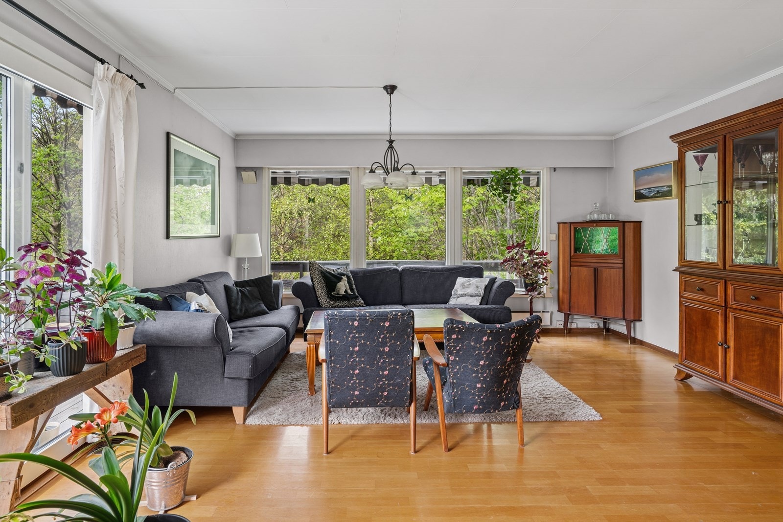 Vinduene gir rommet rikelig med naturlig lys og skaper en god atmosfære. Galleribilde