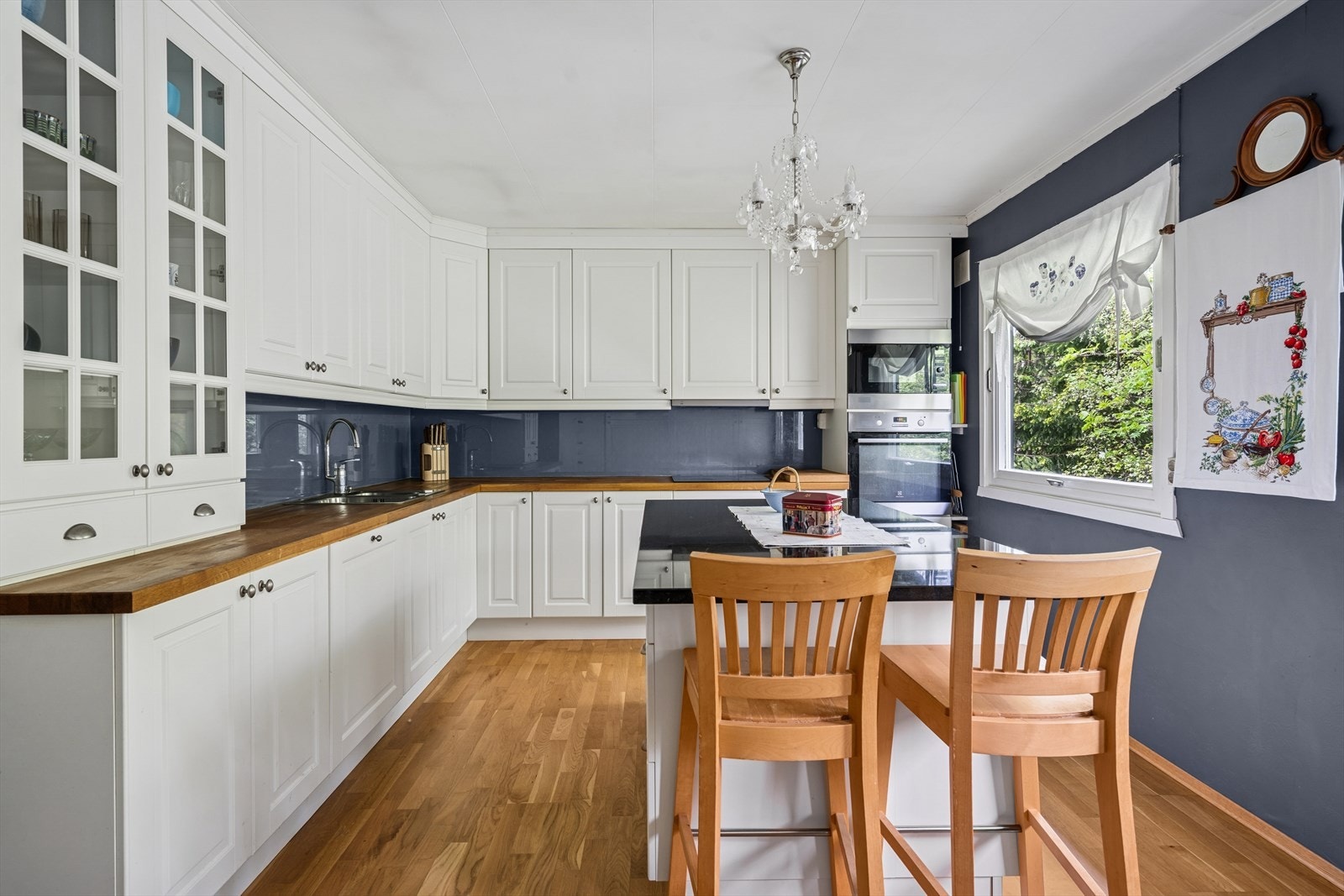 Innredningen er også utstyrt med moderne, integrerte hvitevarer som komfyr, koketopp, oppvaskmaskin, mikrobølgeovn og kjølehjørne. Galleribilde