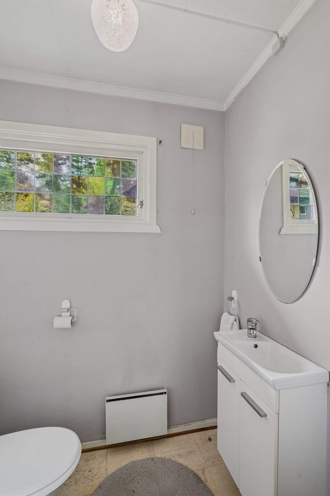 Ved siden av badet er det et eget toalettrom som er innredet med gulvmontert toalett og servant. Galleribilde