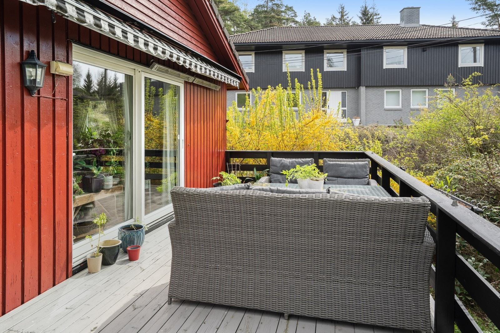 Det er montert markise som skjermer for solen på de varmeste dagene. Galleribilde