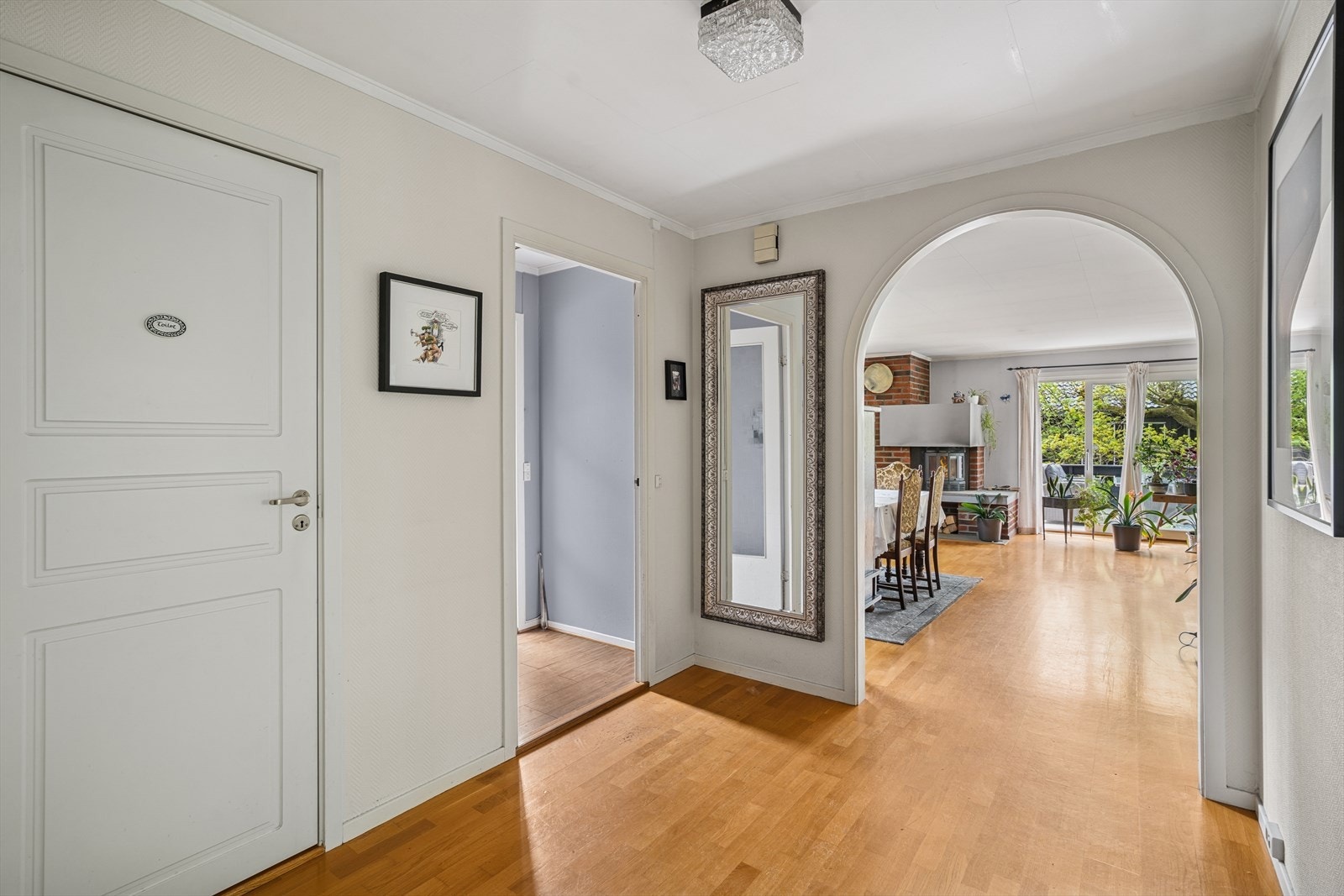 Innenfor døren blir du møtt av en stor, lys gang som midtpunkt og adkomst til øvrige rom. Galleribilde