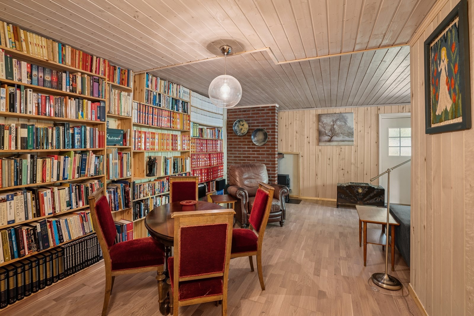 Her er det god plass til sofagruppe og tilhørende møblement. Galleribilde