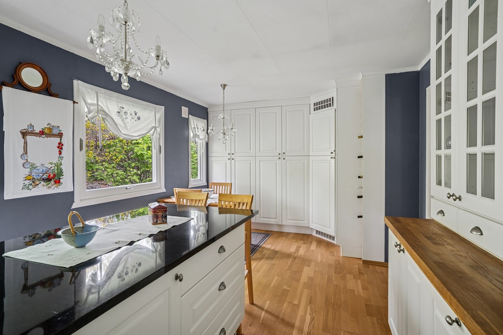 Den praktiske kjøkkenøya gir ekstra oppbevaringsplass og tilfører rommet en ekstra dimensjon. Galleribilde