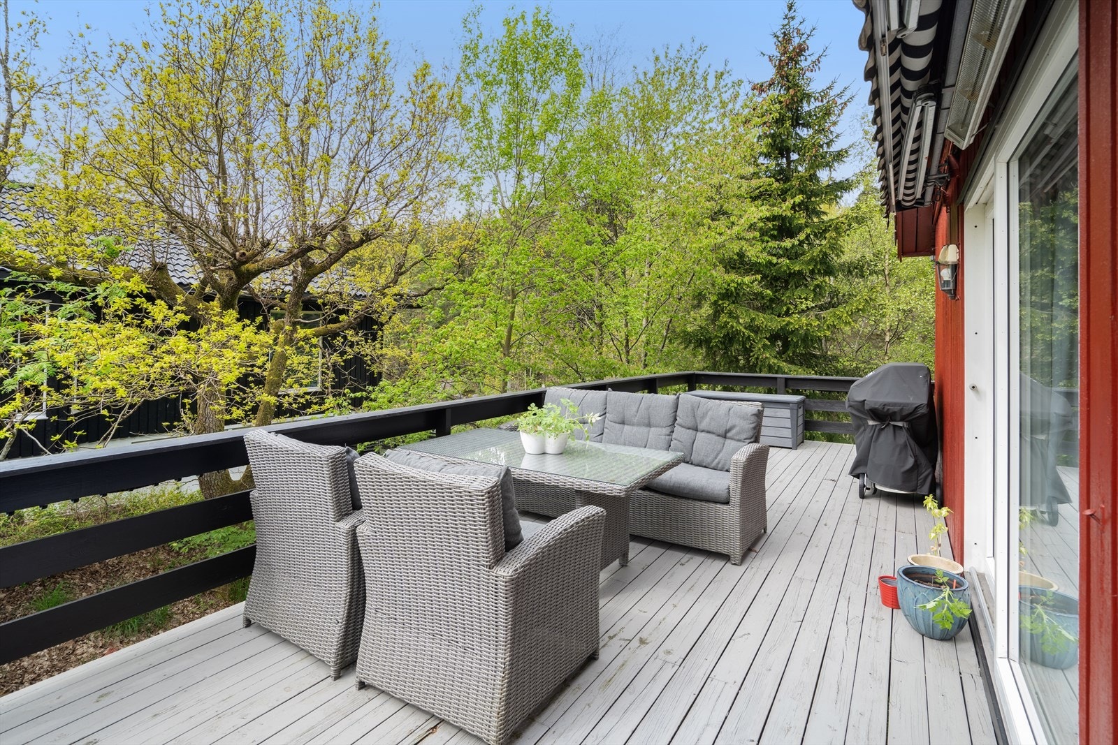 Utgang fra stue. Stor og solrik terrasse med gode møbleringsmuligheter. Galleribilde